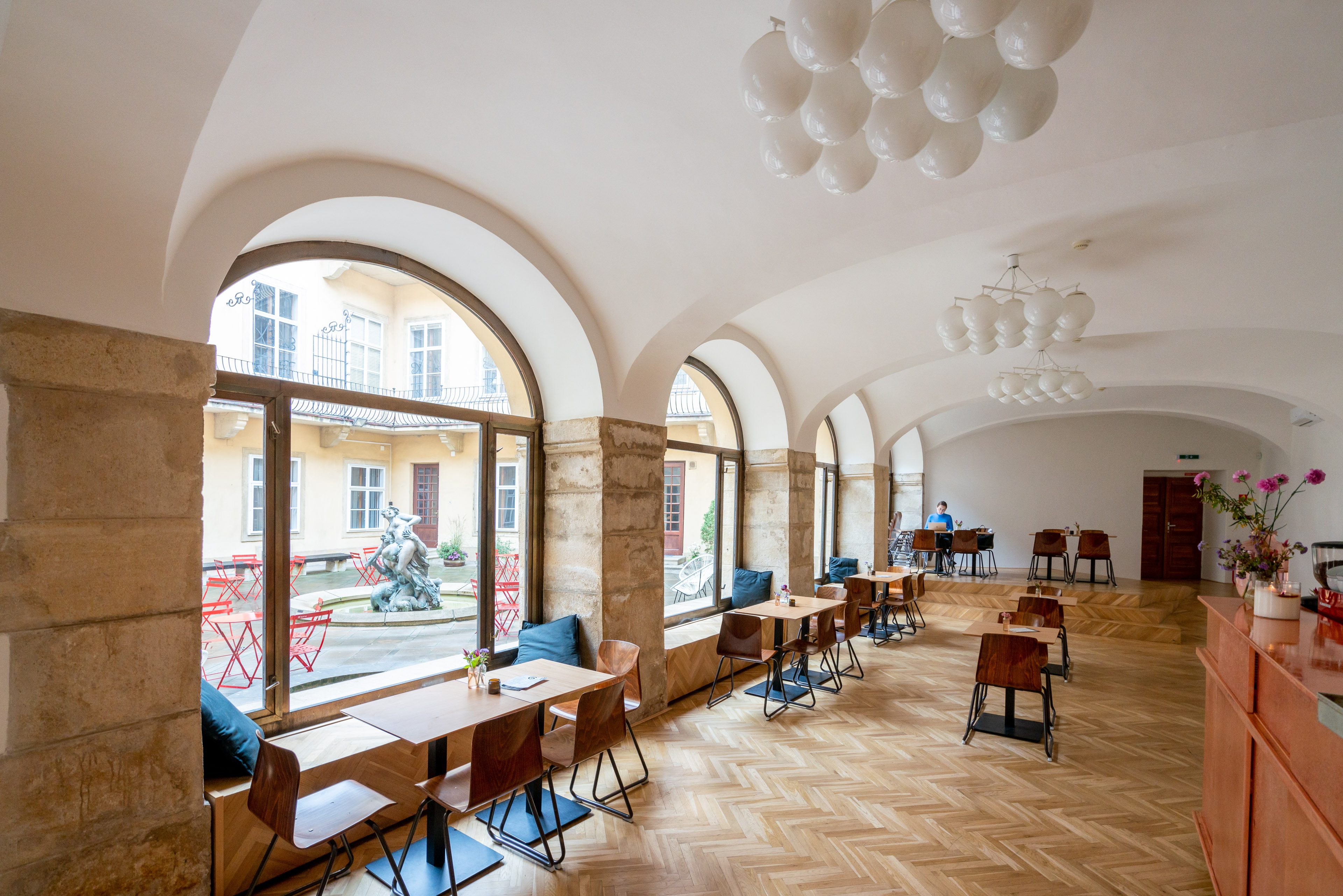 6 bratislavských kaviarní, ktoré okrem kávy očaria aj architektúrou
