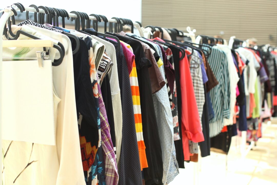 SWAP oblečenia – Nový trend recyklácie módy a kde ho v Bratislave vyskúšať