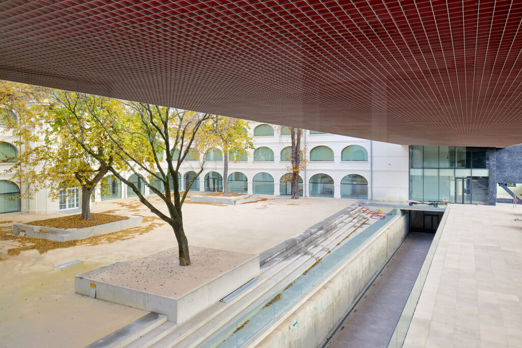 V zrekonštruovanom areáli SNG zachovali Dedečkovu architektúru, pribudli verejné priestory