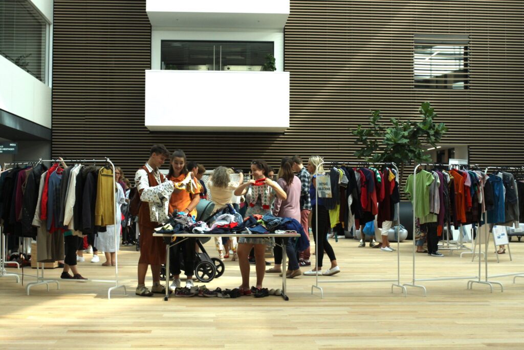 SWAP oblečenia – Nový trend recyklácie módy a kde ho v Bratislave vyskúšať