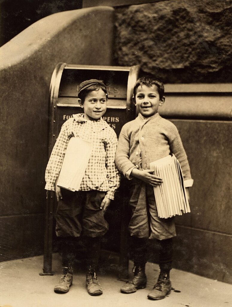 Osemroční kameloti Willie Cohen a Max Rafalovizht predávajú noviny vo Philadelphii 13. júna 1910.