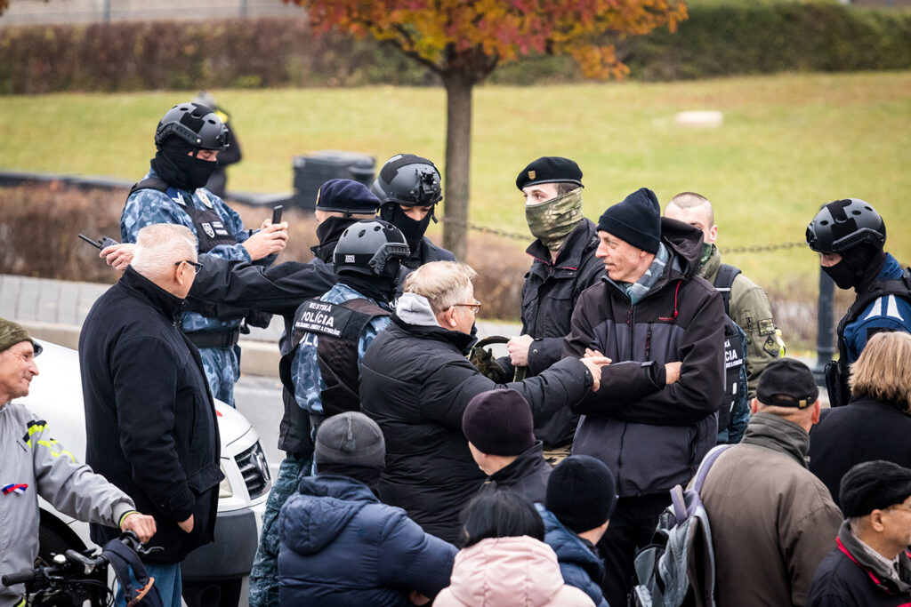 Nočná s mestským policajtom: Bratislava sa stáva bezpečnejším mestom