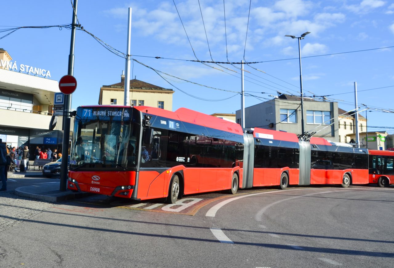 Najdlhší trolejbus v Bratislave: Pre vodiča výzva, pre cestujúcich záruka pohodlia