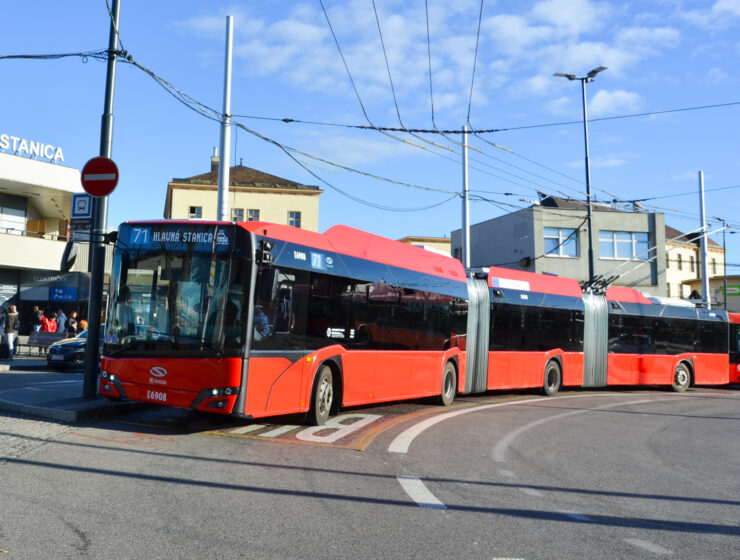 Najdlhší trolejbus v Bratislave: Pre vodiča výzva, pre cestujúcich záruka pohodlia