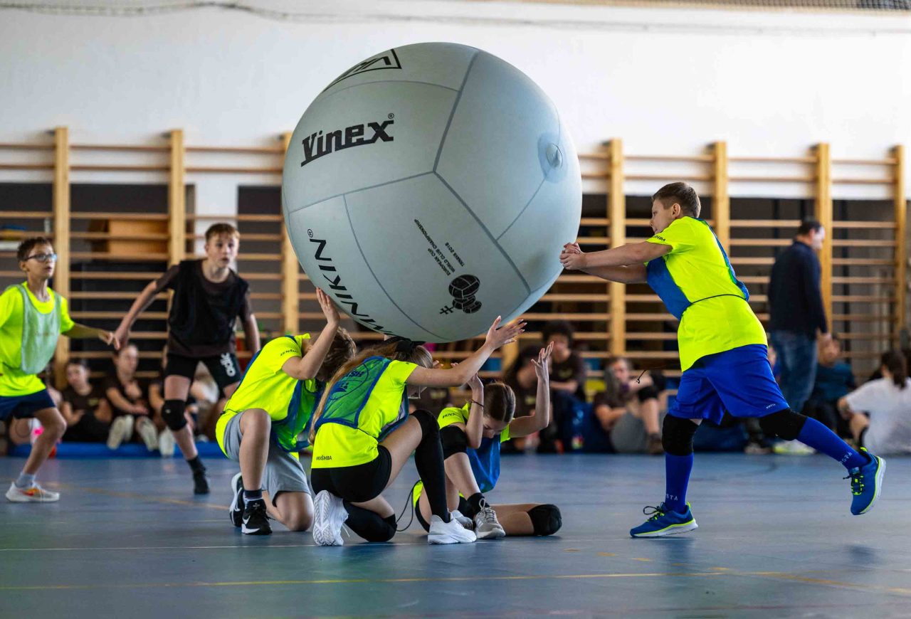 Naháňačka za veľkou loptou, beh po schodoch či pickleball. Netradičné športy, ktoré naberajú na popularite a zlepšujú kondíciu