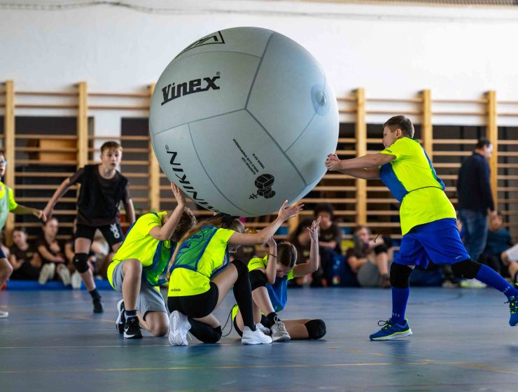 Naháňačka za veľkou loptou, beh po schodoch či pickleball. Netradičné športy, ktoré naberajú na popularite a zlepšujú kondíciu