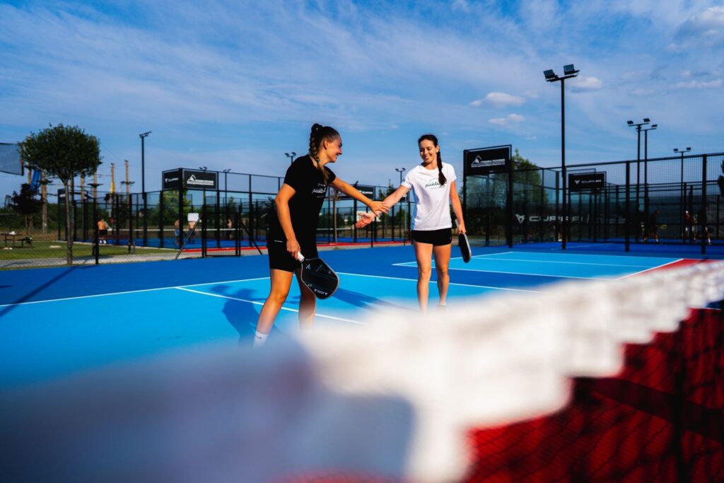 Naháňačka za veľkou loptou, beh po schodoch či pickleball. Netradičné športy, ktoré naberajú na popularite a zlepšujú kondíciu