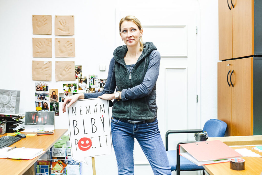 Pomáhajú nezištne, bez nároku na odmenu, a predsa v tom nachádzajú zmysel. Dobrovoľníctvo je činnosť, ktorá si nežiada nič viac než ochotu venovať svoj čas iným. Podľa štatistík sa do dobrovoľníckych aktivít pravidelne zapája takmer štvrtina Slovákov a viac ako polovica z nich priznáva, že im táto skúsenosť priniesla nové zručnosti, kontakty aj pohľad na svet. Michaela Bagalová, výkonná riaditeľka Bratislavského dobrovoľníckeho centra (BDC), hovorí o tom, komu dobrovoľníctvo skutočne prospieva, aký typ ľudí sa doň najčastejšie zapája a čo môže človek získať, aj keď na prvý pohľad len dáva.