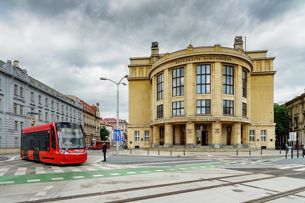 Architektúra bratislavských univerzít: Odkaz na významného architekta, aj premena z trhu plodín na vzdelávací stánok